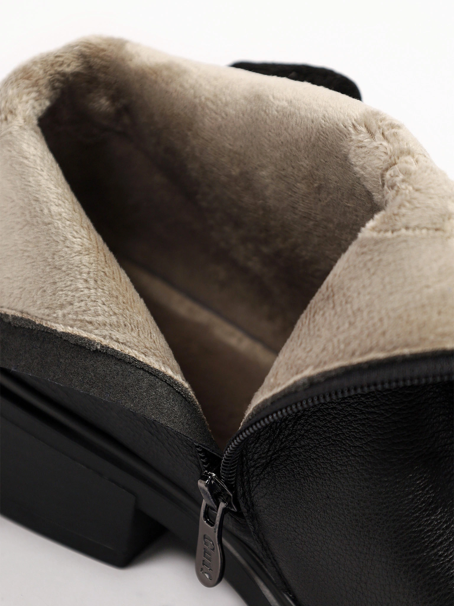 Ботинки черного цвета на среднем широком каблуке